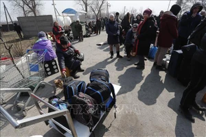 Người dân sơ tán khỏi thành phố Mariupol, Ukraine, ngày 24-3-2022. Ảnh tư liệu: THX/TTXVN