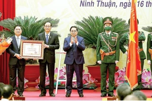 Thủ tướng Phạm Minh Chính trao Huân chương Lao động hạng nhất tặng Đảng bộ, chính quyền và nhân dân tỉnh Ninh Thuận tại lễ kỷ niệm 30 năm tái lập tỉnh (1-4-1992 - 1-4-2022). Ảnh: TTXVN