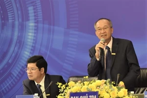 Ông Dương Công Minh trả lời tại Đại hội đồng cổ đông thường niên năm 2021 của Ngân hàng Sacombank, ngày 22-4. Ảnh: TTO