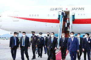 Thủ tướng Nhật Bản Kishida Fumio đến sân bay quốc tế Nội Bài. Ảnh: TTXVN