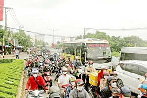 Đầu cầu Rạch Miễu hướng từ Tiền Giang đi Bến Tre kẹt xe nhiều giờ trong sáng 30-4. Ảnh: NGỌC PHÚC