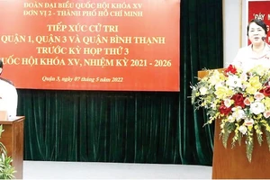 Đại biểu Quốc hội Trần Kim Yến phát biểu tại buổi tiếp xúc cử tri quận 1, 3, Bình Thạnh trước kỳ họp thứ 3 Quốc hội khóa XV, ngày 7-5. Ảnh: ĐƯỜNG LOAN