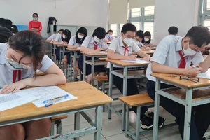 Học sinh lớp 9 Trường THCS Trần Văn Ơn (quận 1, TPHCM) thi học kỳ 2 năm học 2021-2022. Ảnh: NGUYỄN DŨNG
