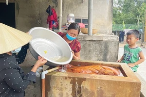 Người dân thôn Hữu Tân, xã Tân Ninh (Quảng Ninh, Quảng Bình) đã về đích nông thôn mới nhưng vẫn phải sử dụng nước nhiễm phèn. Ảnh: MINH PHONG