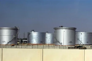 Các bể chứa tại cơ sở lọc dầu thuộc Công ty Saudi Aramco ở thành phố Dammam, cách thủ đô Riyadh, Arab Saudi khoảng 450km về phía Đông. Ảnh: AFP/TTXVN