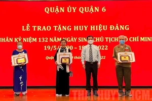 Bí thư Quận ủy Quận 6 Ma Xuân Việt trao Huy hiệu 55 tuổi Đảng cho đảng viên. Ảnh: hcmcpv