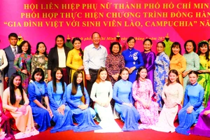 Các đồng chí Trương Mỹ Hoa, Nguyễn Thị Quyết Tâm, Nguyễn Hồ Hải cùng các đại biểu và sinh viên Lào, Campuchia tại chương trình