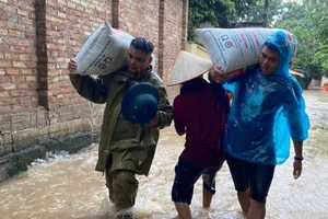 Người dân ở thị trấn Đại Đình (Tam Đảo, Vĩnh Phúc) chạy lụt do mưa lớn kéo dài. Ảnh: VĂN PHÚC 