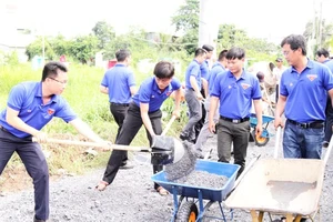 Tuổi trẻ Đoàn Khối Dân - Chính - Đảng TPHCM chung tay bê tông hóa tuyến đường nông thôn tại huyện Bình Chánh, TPHCM. Ảnh: THU HƯỜNG