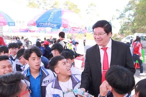 Tiến sĩ Trần Đình Lý tham gia tư vấn hướng nghiệp cho học sinh