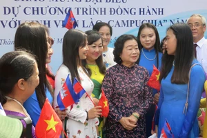 Các bạn sinh viên Lào, Campuchia học tập tại TPHCM chia sẻ trải nghiệm mặc áo dài Việt Nam với nguyên Phó Chủ tịch nước Trương Mỹ Hoa