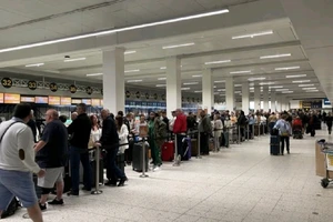  Hành khách xếp hàng chờ làm thủ tục tại sân bay Manchester