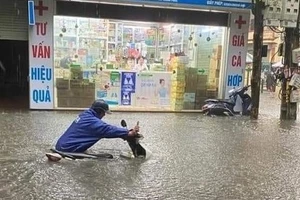 Nước ngập yên xe máy tại khu phố Hoa Bằng, phường Yên Hoà (Cầu Giấy - Hà Nội) chiều 29-5