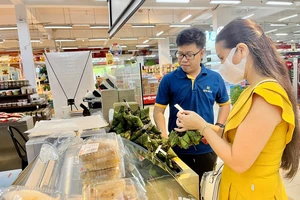 Người dân mua bánh ú lá tro tại siêu thị WinMart Cộng Hòa (quận Tân Bình), trưa 2-6