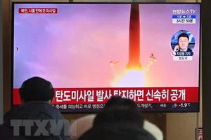 Người dân theo dõi qua truyền hình ở nhà ga Seoul (Hàn Quốc) về vụ phóng thử vật thể được cho là tên lửa đạn đạo của Triều Tiên, ngày 30-1-2022. (Ảnh: AFP/TTXVN)