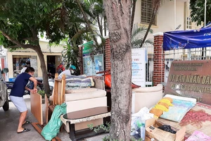 Một điểm tập kết rác thải rắn cồng kềnh tại UBND phường 10, quận Phú Nhuận, TPHCM