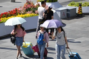 Người dân đi bộ trong nắng nóng ở Bắc Kinh. (Ảnh minh họa: Tân Hoa Xã)