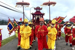 Nhân dân làng An Hải xưa và người dân huyện Côn Đảo ngày nay tổ chức Lễ giỗ bà Thứ phi Hoàng Phi Yến. Ảnh: TTXVN