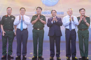 Thủ tướng Phạm Minh Chính và các đại biểu dự chương trình cầu truyền hình “Khát vọng Đại dương xanh”. Ảnh: VIẾT CHUNG