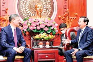 Bí thư Thành ủy TPHCM Nguyễn Văn Nên tiếp Tổng Lãnh sự Trung Quốc Ngụy Hoa Tường. Ảnh: VIỆT DŨNG