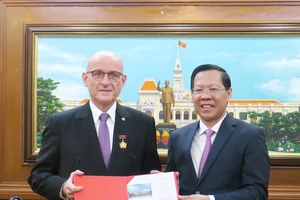 Chủ tịch UBND TPHCM Phan Văn Mãi trao Huy hiệu TPHCM cho Tổng Lãnh sự Thụy Sĩ tại TPHCM Martin Urs Maier. Ảnh: hcmcpv