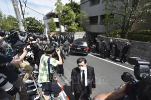 Đoàn xe chở thi hài cố Thủ tướng Nhật Bản Abe Shinzo rời Bệnh viện Đại học Y Nara về tư gia của ông ở Thủ đô Tokyo, ngày 9-7-2022. Ảnh: AFP/TTXVN