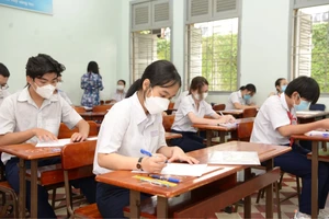 Học sinh thi lớp 10 tại điểm thi Trường THPT chuyên Lê Hồng Phong. Ảnh: CAO THĂNG