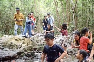 Du khách trải nghiệm du lịch khám phá tại Suối Trúc, tỉnh Tây Ninh. Ảnh: HOÀNG HÙNG