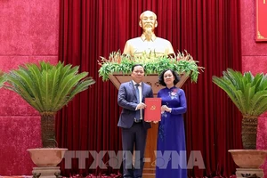 Đồng chí Trương Thị Mai trao Quyết định cho đồng chí Nguyễn Phi Long. Ảnh: TTXVN