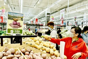 Người tiêu dùng chọn mua thực phẩm tại siêu thị Go! quận Gò Vấp, TPHCM. Ảnh: THI HỒNG 