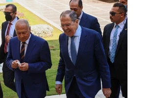 Ngoại trưởng Nga Sergei Lavrov (phải) và Tổng Thư ký Liên đoàn Arab Ahmed Aboul Gheit gặp nhau tại Cairo, Ai Cập