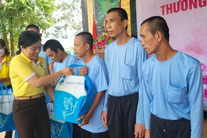 Chủ tịch Hội LHPN TPHCM Nguyễn Trần Phượng Trân tặng quà cho học viên tại trung tâm
