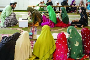 Các bé gái đến học chữ tại một đền thờ ở ngoại ô Kabul, sau khi Taliban ban hành lệnh cấm nữ sinh lớp 6 trở lên đến trường