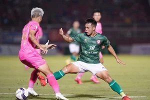 CLB Sài Gòn và TPHCM (phải) đang chơi khá trầy trật ở V-League 2022. Ảnh: DŨNG PHƯƠNG