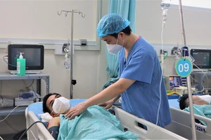 Nhân viên y tế Bệnh viện Bình Dân đang chăm sóc người bệnh
