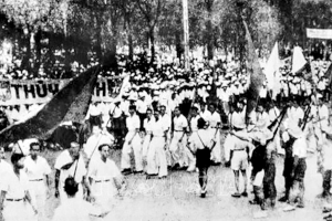 Nhân dân Sài Gòn biểu tình giành chính quyền ngày 25-8-1945. Ảnh Tư liệu
