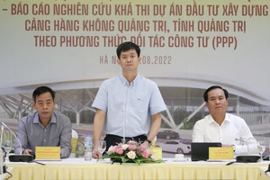 Ông Võ Văn Hưng, Chủ tịch UBND tỉnh Quảng Trị phát biểu khai mạc hội thảo