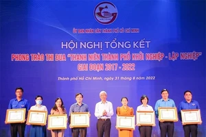Phó Chủ tịch UBND TPHCM Võ Văn Hoan trao bằng khen cho các cá nhân, tập thể có thành tích trong phong trào khởi nghiệp - lập nghiệp. Ảnh: Tuoitrethudo