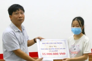 Phóng viên Báo SGGP trao 35 triệu đồng bạn đọc giúp sinh viên Nguyễn Đoàn Lan Anh