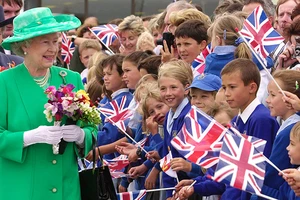 Nữ hoàng Elizabeth II thăm trường học ở Anh. Nguồn: schoolsweek.co.uk