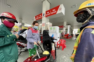 Đổ xăng tại cửa hàng xăng dầu Hiệp Quế, xã Phước Kiển, huyện Nhà Bè, TPHCM. Ảnh: HOÀNG HÙNG