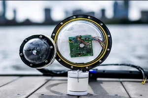 Máy ảnh kỹ thuật số chụp dưới nước không cần pin và truyền ảnh chụp không dây qua mặt nước