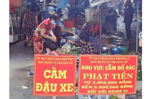 Ban quản lý chợ Bàn Cờ, phường 3 (quận 3, TPHCM) nghiêm khắc với tình trạng xả rác bừa bãi. Ảnh: HOÀNG HÙNG
