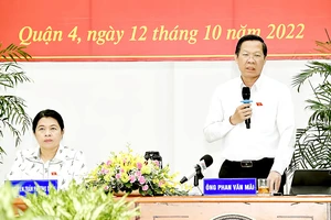 Chủ tịch UBND TPHCM Phan Văn Mãi phát biểu trong buổi tiếp xúc cử tri. Ảnh: VIỆT DŨNG