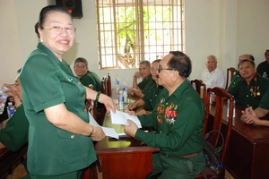 Nữ cựu chiến binh Nguyễn Thị Hồng Tươi tặng quà cho thương binh