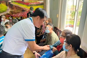 Phó Bí thư Thường trực Đảng ủy SAWACO Lý Bửu Nghĩa trao quà, thăm hỏi người dân sau mổ mắt