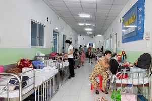 Bệnh viện Nhi đồng 1, TPHCM phải kê giường ra hành lang nhằm đáp ứng nhu cầu điều trị cho bệnh nhi (ảnh chụp ngày 20-10)