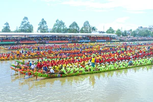 Lễ hội Oóc om bóc - Đua ghe ngo Sóc Trăng thu hút đông đảo người dân, du khách