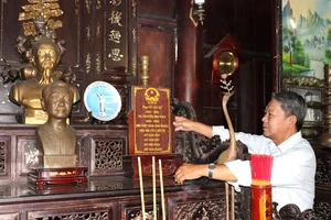 Ông Nguyễn Đô Lương (cháu ngoại đồng chí Võ Văn Ngân) chăm nom ngôi nhà thờ đồng chí Võ Văn Ngân