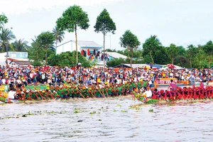 Đua ghe Ngo của đồng bào Khmer Nam bộ dịp lễ hội Ok-Om-Bok. Ảnh: TUẤN QUANG